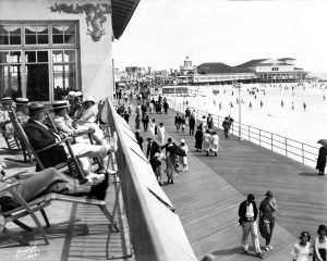 Flanders guests on the lanai on the boardwalk