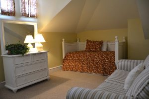 Penthouse guest room with day beds