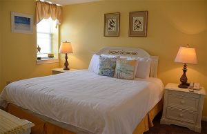 suite bedroom, yellow theme