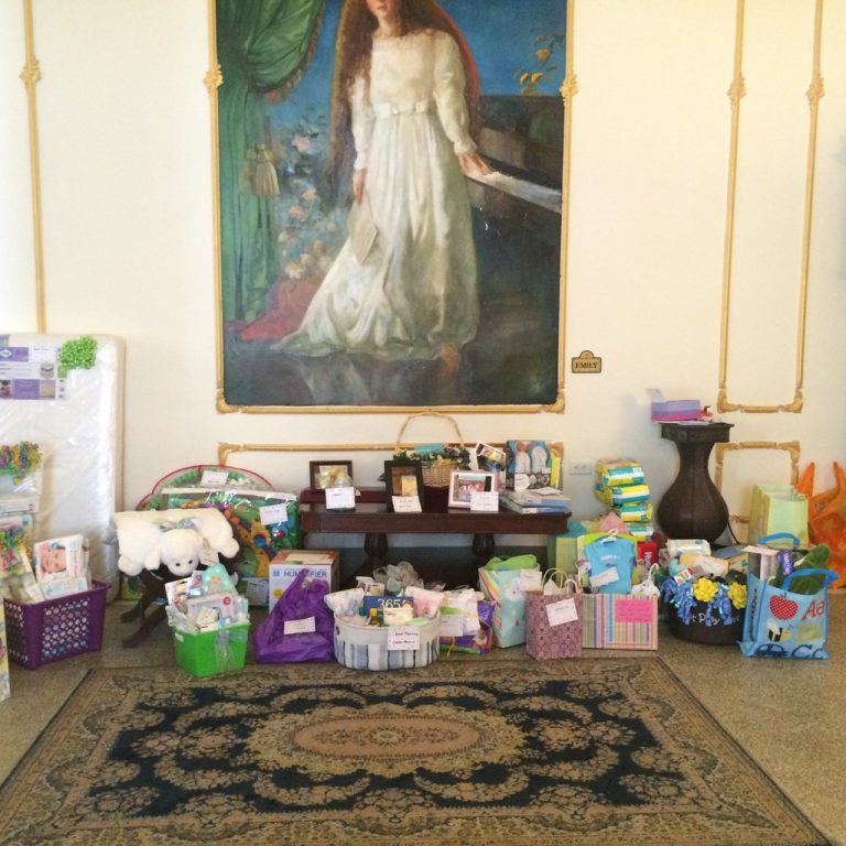 Tote bags filled with gifts in the promenade